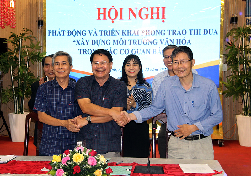 Đại diện lãnh đạo các cơ quan báo chí ký giao ước thi đua. Ảnh: V.P