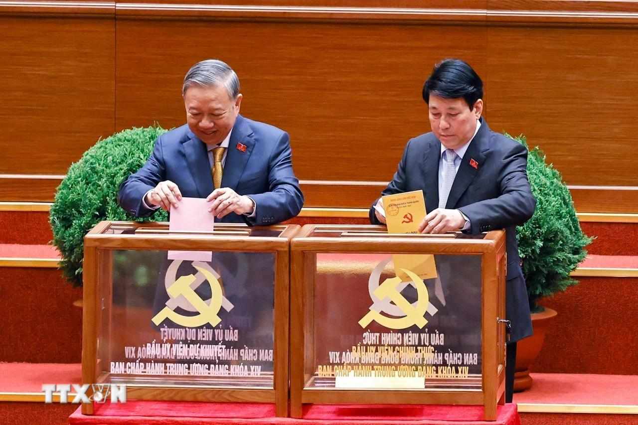 Tổng Bí thư Tô Lâm cùng các đồng chí lãnh đạo Đảng và Nhà nước bỏ phiếu bầu Ban Chấp hành Trung ương Đảng khóa XIV. (Ảnh: TTXVN) ttxvn-bau-ban-chap-hanh-trung-uong.jpg