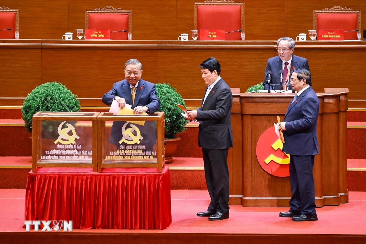 Tổng Bí thư Tô Lâm cùng các đồng chí lãnh đạo Đảng và Nhà nước bỏ phiếu bầu Ủy viên Trung ương chính thức và Ủy viên dự khuyết Ban Chấp hành Trung ương Đảng khóa XIV. (Ảnh: TTXVN) ttxvn-dai-hoi-xiv-cua-dang-bau-ban-chap-hanh-trung-uong-khoa-xiv-8546112.jpg