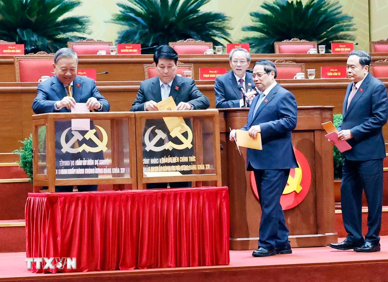 Các đồng chí lãnh đạo Đảng, Nhà nước bỏ phiếu bầu cử Ban chấp hành Trung ương Đảng khóa XIV. (Ảnh: TTXVN) ttxvn-dai-hoi-xiv-cua-dang-bau-ban-chap-hanh-trung-uong-khoa-xiv-8546117-1.jpg