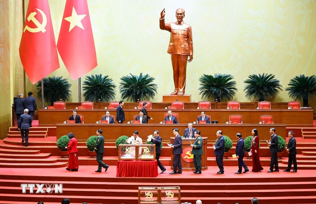 Các đồng chí lãnh đạo Đảng và Nhà nước bỏ phiếu bầu Ban Chấp hành Trung ương Đảng khóa XIV. (Ảnh: TTXVN) ttxvn-dai-hoi-xiv-cua-dang-bau-ban-chap-hanh-trung-uong-khoa-xiv-8546123-1.jpg