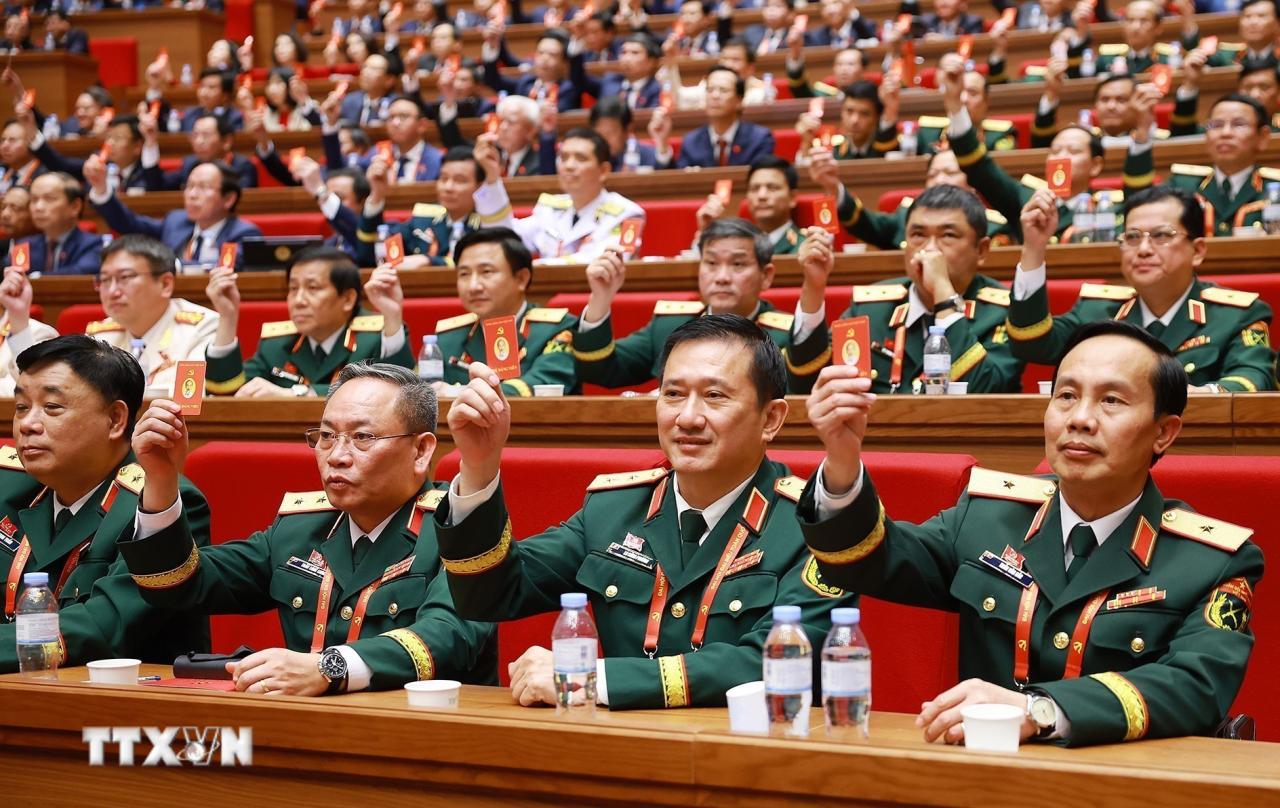 Các đại biểu biểu quyết thông qua danh sách bầu cử Ban chấp hành Trung ương Đảng khóa XIV. (Ảnh: TTXVN) ttxvn-dai-hoi-xiv-cua-dang-bau-ban-chap-hanh-trung-uong-khoa-xiv-8546126-1.jpg