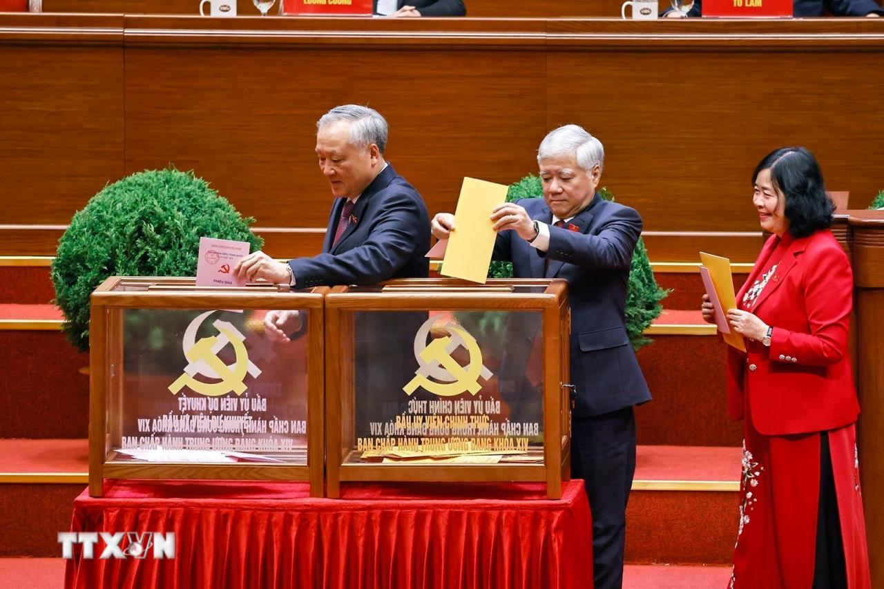 Các đồng chí lãnh đạo Đảng và Nhà nước bỏ phiếu bầu Ban Chấp hành Trung ương Đảng khóa XIV. (Ảnh: TTXVN) ttxvn-dai-hoi-xiv-cua-dang-bau-ban-chap-hanh-trung-uong-khoa-xiv-8546126-2.jpg