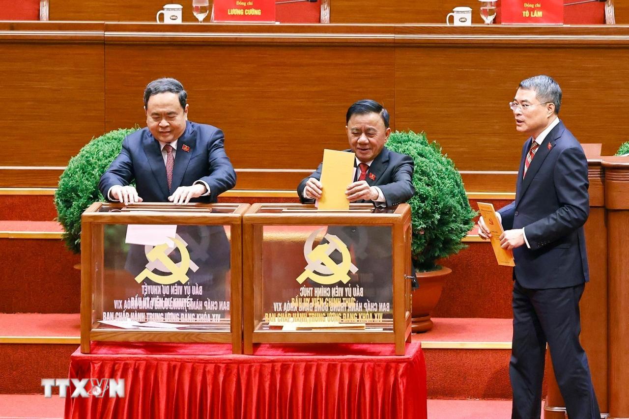 Các đồng chí lãnh đạo Đảng và Nhà nước bỏ phiếu bầu Ban Chấp hành Trung ương Đảng khóa XIV. (Ảnh: TTXVN) ttxvn-dai-hoi-xiv-cua-dang-bau-ban-chap-hanh-trung-uong-khoa-xiv-8546132-1.jpg