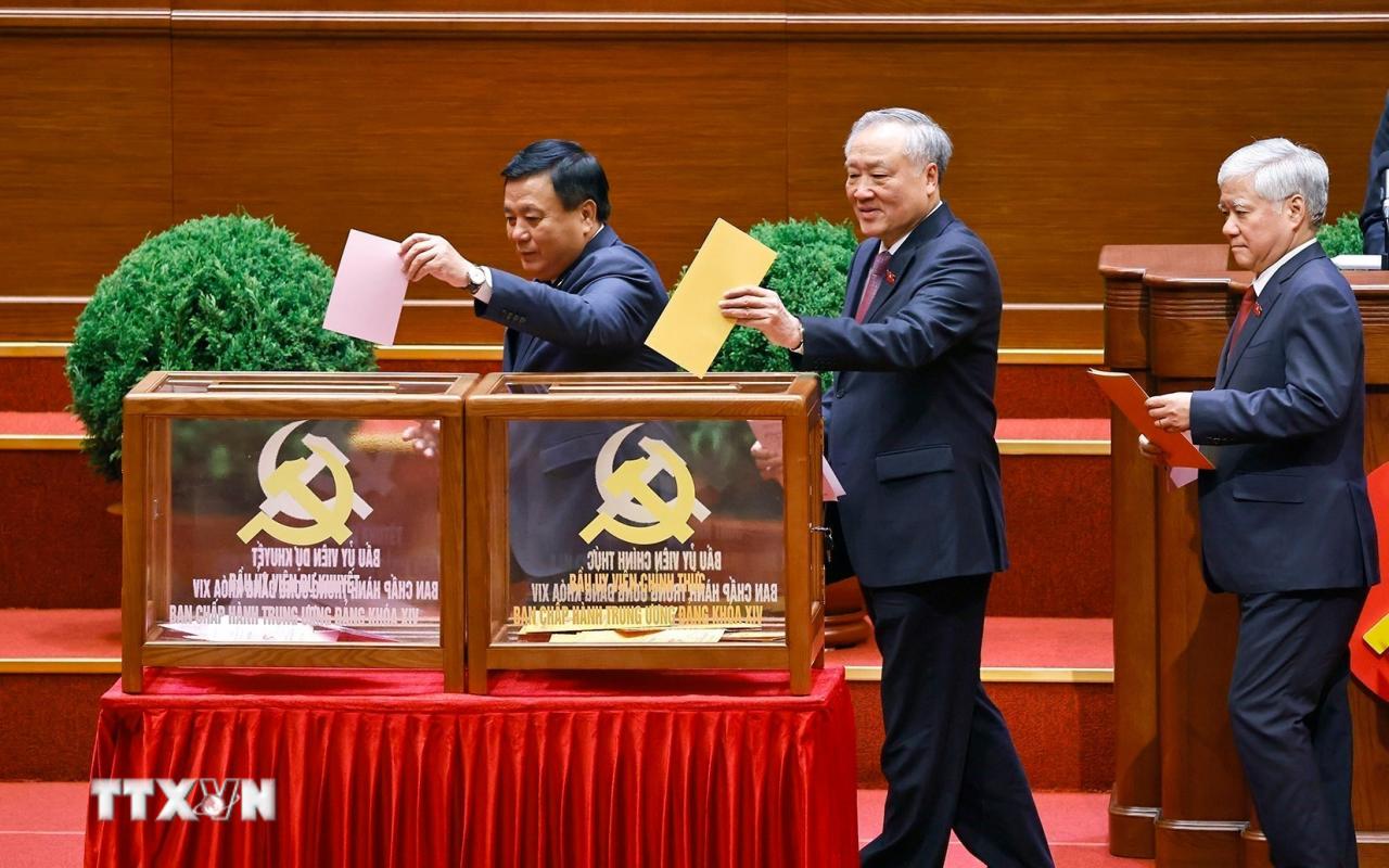 Các đồng chí lãnh đạo Đảng và Nhà nước bỏ phiếu bầu Ban Chấp hành Trung ương Đảng khóa XIV. (Ảnh: TTXVN) ttxvn-dai-hoi-xiv-cua-dang-bau-ban-chap-hanh-trung-uong-khoa-xiv-8546132-2.jpg