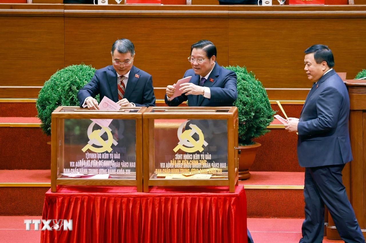 Các đồng chí lãnh đạo Đảng và Nhà nước bỏ phiếu bầu Ban Chấp hành Trung ương Đảng khóa XIV. (Ảnh: TTXVN) ttxvn-dai-hoi-xiv-cua-dang-bau-ban-chap-hanh-trung-uong-khoa-xiv-8546132-3.jpg