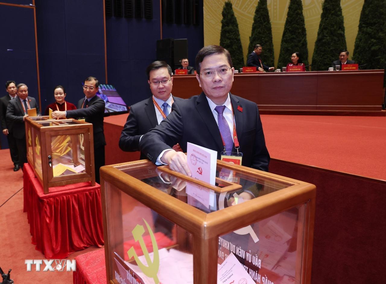 Các đại biểu bỏ phiếu bầu Ban Chấp hành Trung ương Đảng khóa XIV. (Ảnh: TTXVN) ttxvn-dai-hoi-xiv-cua-dang-bau-ban-chap-hanh-trung-uong-khoa-xiv-8546136-1.jpg