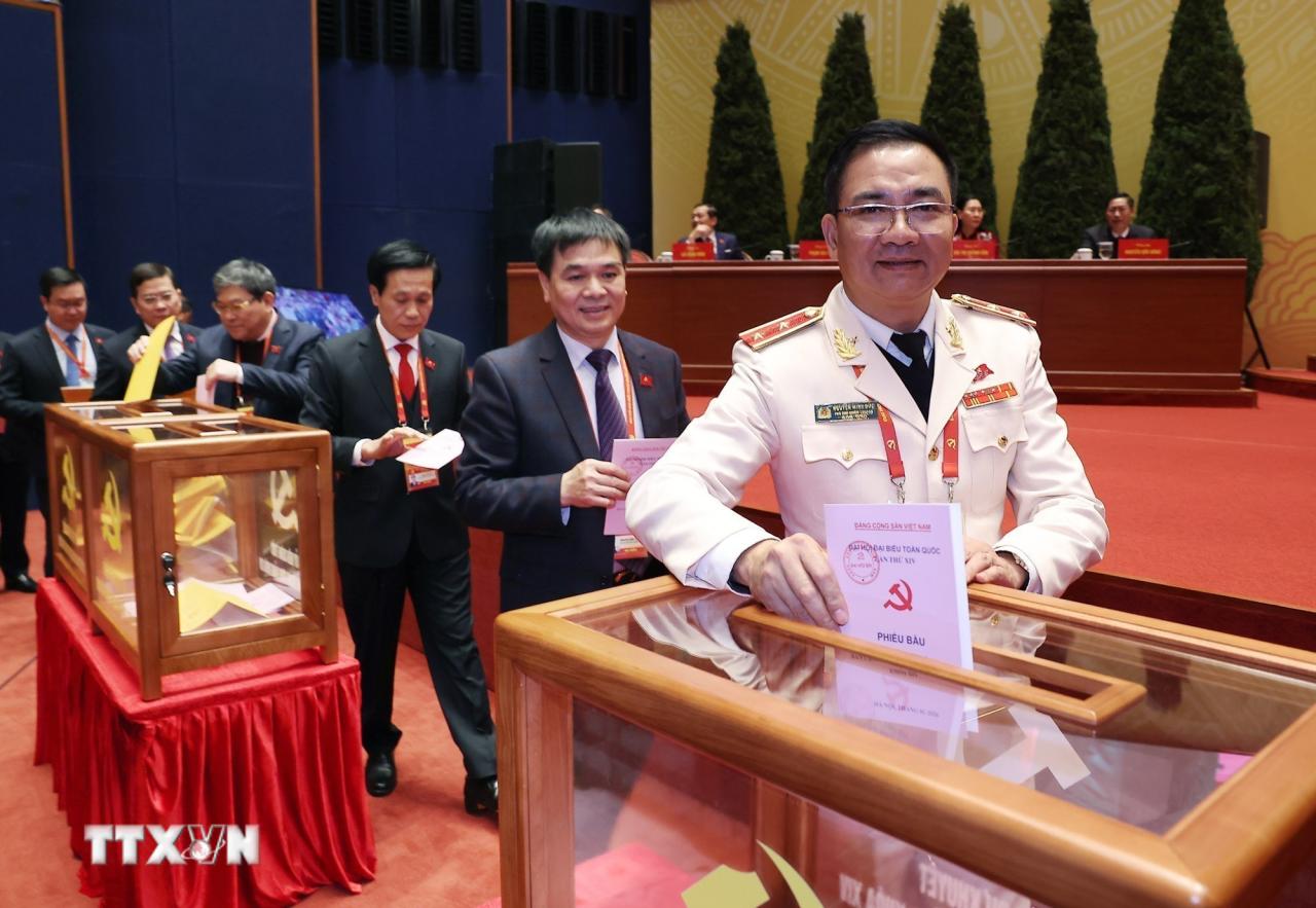 Các đại biểu bỏ phiếu bầu Ban Chấp hành Trung ương Đảng khóa XIV. (Ảnh: TTXVN) ttxvn-dai-hoi-xiv-cua-dang-bau-ban-chap-hanh-trung-uong-khoa-xiv-8546136-10.jpg