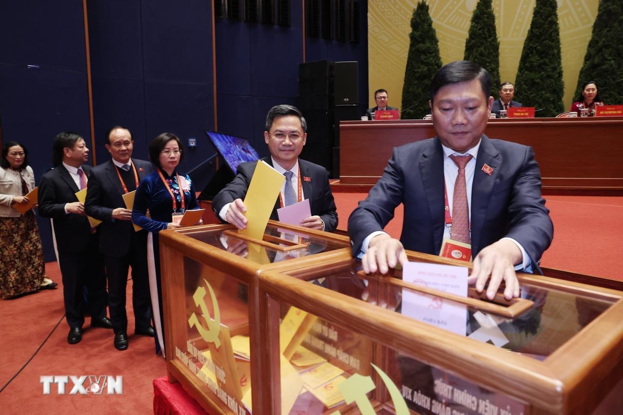 Các đại biểu bỏ phiếu bầu Ban Chấp hành Trung ương Đảng khóa XIV. (Ảnh: TTXVN) ttxvn-dai-hoi-xiv-cua-dang-bau-ban-chap-hanh-trung-uong-khoa-xiv-8546136-11.jpg