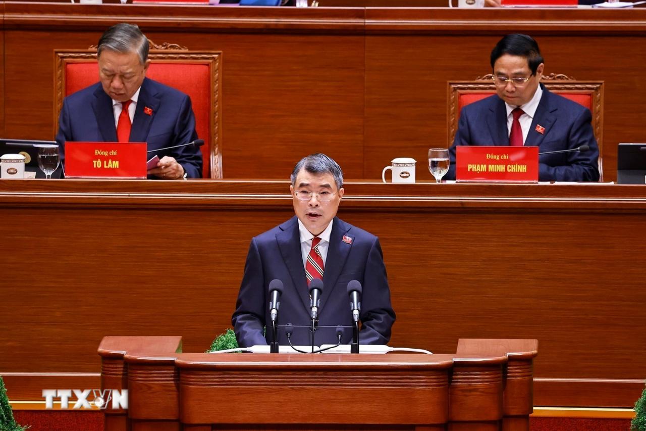 Đồng chí Lê Minh Hưng, Ủy viên Bộ Chính trị, Bí thư Trung ương Đảng, Trưởng Ban Tổ chức Trung ương thay mặt Đoàn Chủ tịch trình bày Báo cáo của Ban Chấp hành Trung ương Đảng khóa XIII về công tác nhân sự Ban Chấp hành Trung ương Đảng khóa XIV. (Ảnh: TTXVN) ttxvn-dai-hoi-xiv-cua-dang-bau-ban-chap-hanh-trung-uong-khoa-xiv-8546136-2.jpg