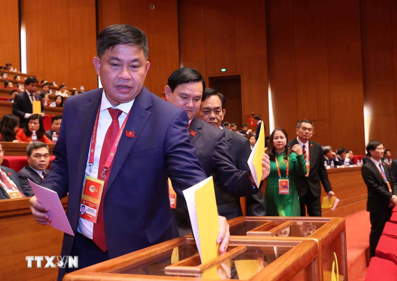 Các đại biểu bỏ phiếu bầu Ban Chấp hành Trung ương Đảng khóa XIV. (Ảnh: TTXVN) ttxvn-dai-hoi-xiv-cua-dang-bau-ban-chap-hanh-trung-uong-khoa-xiv-8546136-3.jpg