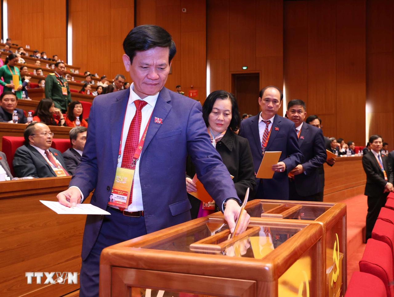 Các đại biểu bỏ phiếu bầu Ban Chấp hành Trung ương Đảng khóa XIV. (Ảnh: TTXVN) ttxvn-dai-hoi-xiv-cua-dang-bau-ban-chap-hanh-trung-uong-khoa-xiv-8546136-4.jpg