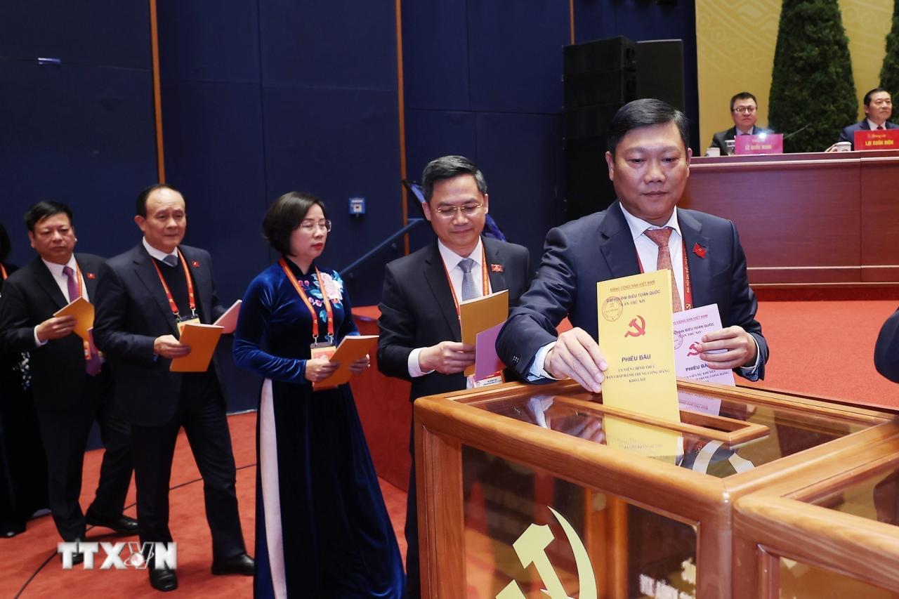 Các đại biểu bỏ phiếu bầu Ban Chấp hành Trung ương Đảng khóa XIV. (Ảnh: TTXVN) ttxvn-dai-hoi-xiv-cua-dang-bau-ban-chap-hanh-trung-uong-khoa-xiv-8546136-8.jpg