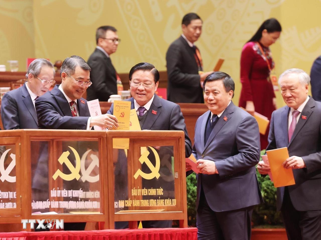 Các đồng chí lãnh đạo Đảng và Nhà nước bỏ phiếu bầu Ban Chấp hành Trung ương Đảng khóa XIV. (Ảnh: TTXVN) ttxvn-dai-hoi-xiv-cua-dang-bau-ban-chap-hanh-trung-uong-khoa-xiv-8546200.jpg