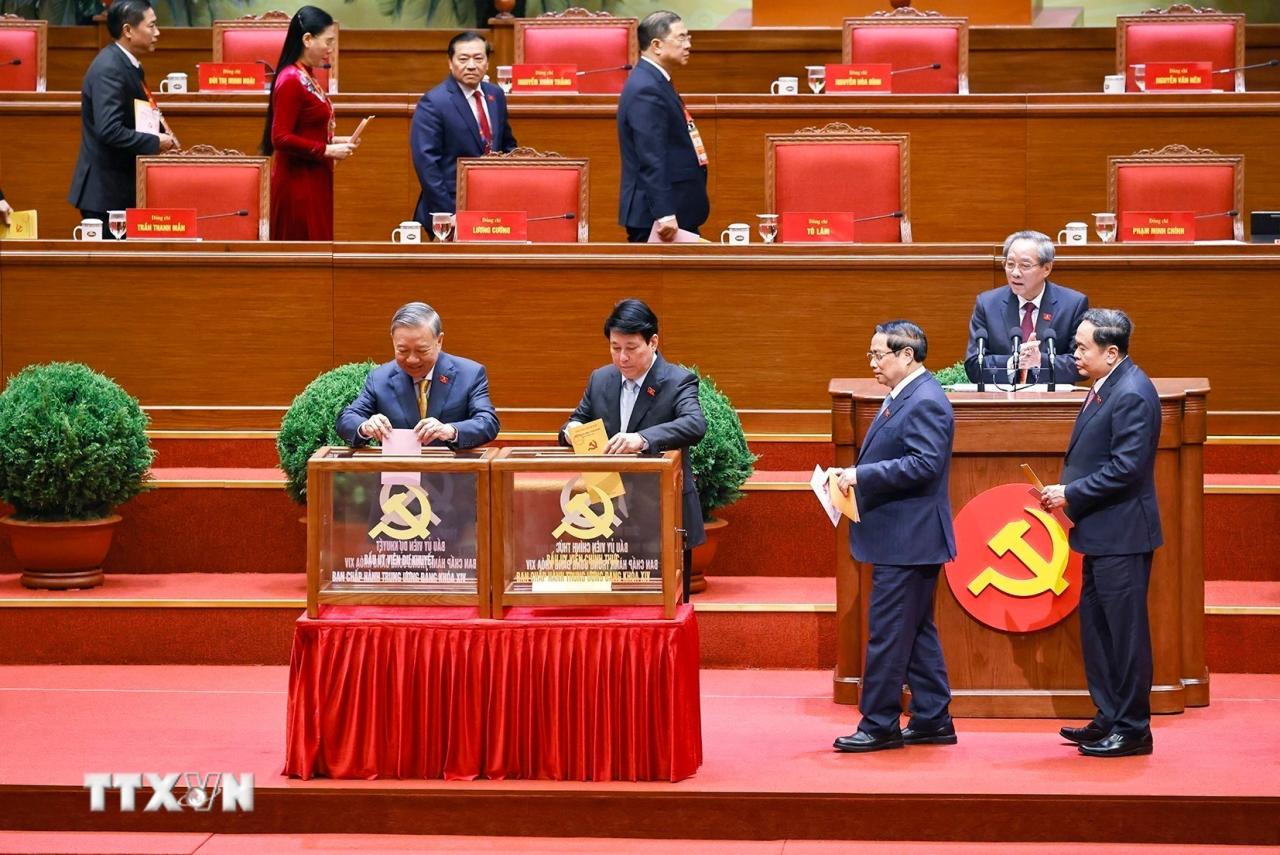 Các đồng chí lãnh đạo Đảng, Nhà nước bỏ phiếu bầu Ban Chấp hành Trung ương Đảng khóa XIV. (Ảnh: TTXVN) ttxvn-dai-hoi-xiv-cua-dang-bau-ban-chap-hanh-trung-uong-khoa-xiv-8546228.jpg