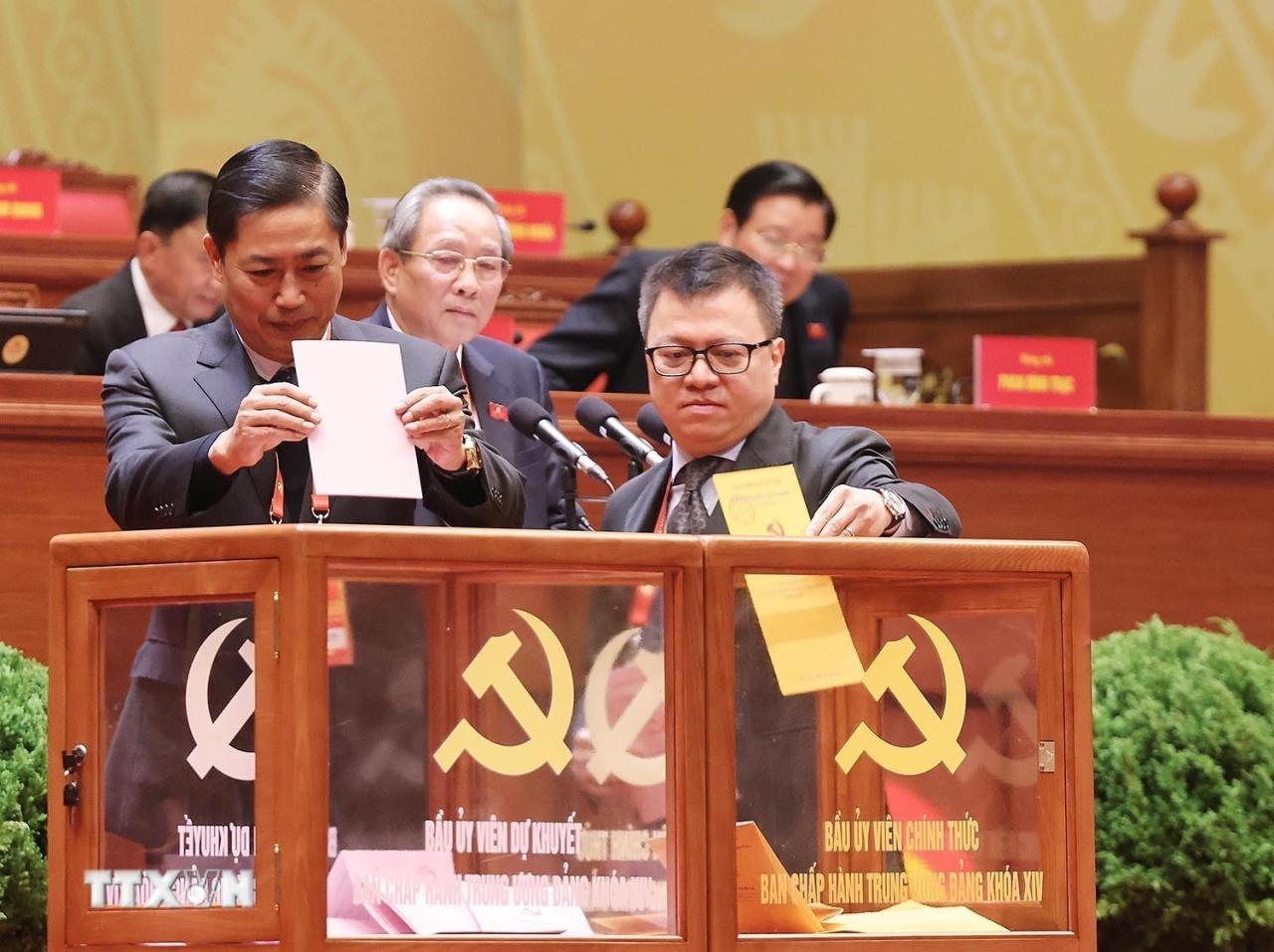 Các đại biểu bỏ phiếu bầu cử Ban Chấp hành Trung ương Đảng khóa XIV. (Ảnh: TTXVN) ttxvn-dai-hoi-xiv-cua-dang-bau-ban-chap-hanh-trung-uong-khoa-xiv-8546268.jpg