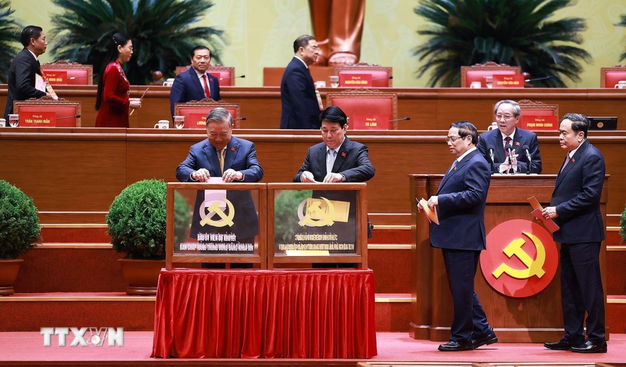 Tổng Bí thư Tô Lâm cùng các đồng chí lãnh đạo Đảng, Nhà nước bỏ phiếu bầu Ban Chấp hành Trung ương Đảng khóa XIV. (Ảnh: TTXVN) ttxvn-dai-hoi-xiv-cua-dang-bau-ban-chap-hanh-trung-uong-khoa-xiv-8546302-1.jpg