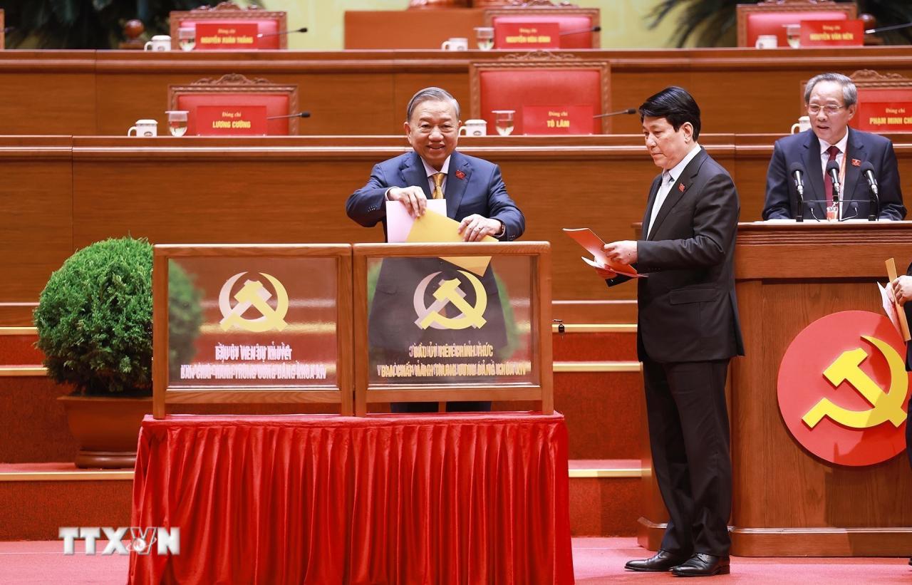 Tổng bí thư Tô Lâm cùng các đồng chí lãnh đạo Đảng, Nhà nước bỏ phiếu bầu Ban Chấp hành Trung ương Đảng khóa XIV. (Ảnh: TTXVN) ttxvn-dai-hoi-xiv-cua-dang-bau-ban-chap-hanh-trung-uong-khoa-xiv-8546302-3.jpg