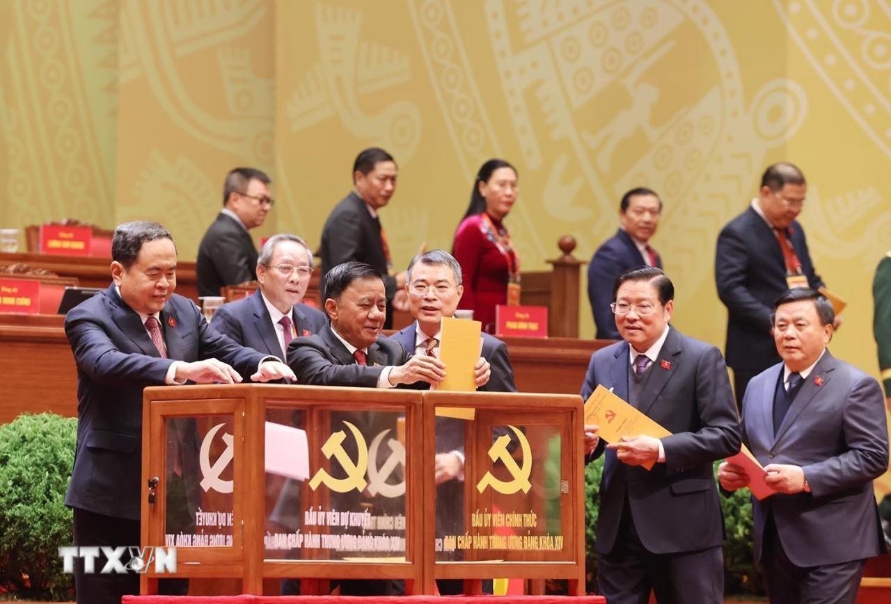 Lãnh đạo Đảng, Nhà nước bỏ phiếu bầu Ban Chấp hành Trung ương Đảng khóa XIV. (Ảnh: TTXVN) ttxvn-dai-hoi-xiv-cua-dang-bau-ban-chap-hanh-trung-uong-khoa-xiv-8546309.jpg