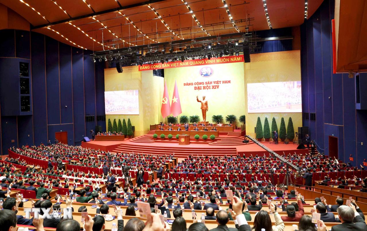 Đại hội biểu quyết thông qua danh sách bầu Ban Chấp hành Trung ương Đảng khóa XIV. (Ảnh: TTXVN) ttxvn-dai-hoi-xiv-cua-dang-bau-ban-chap-hanh-trung-uong-khoa-xiv-8546320.jpg