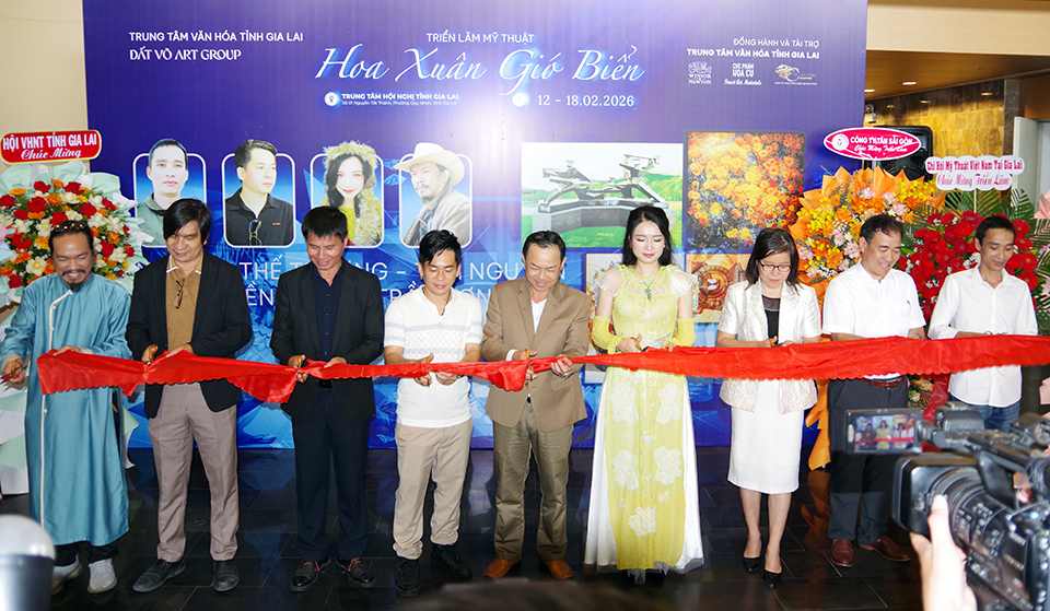 Khai mạc triển lãm mỹ thuật “Hoa xuân gió biển”