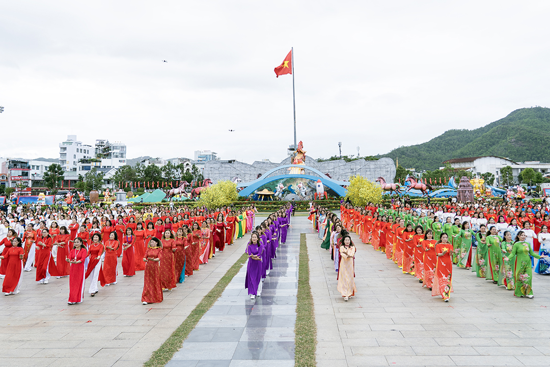 Hơn 600 phụ nữ tham gia đồng diễn và diễu hành áo dài trên phố