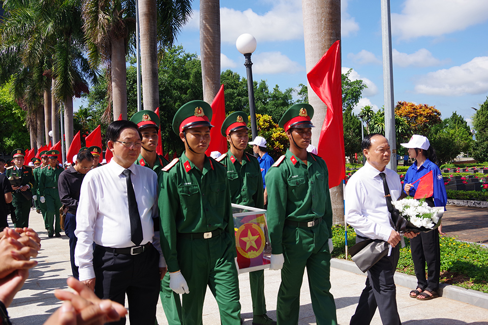 Lễ truy điệu và an táng 18 hài cốt liệt sĩ quân tình nguyện, chuyên gia Việt Nam hy sinh tại Campuchia